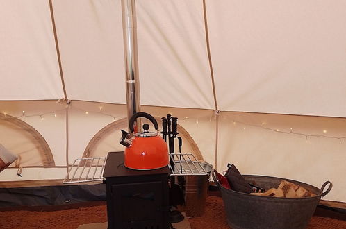 Foto 14 - Chestnut Luxury Emperor Bell Tent, With log Burner