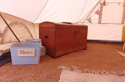 Foto 9 - Chestnut Luxury Emperor Bell Tent, With log Burner