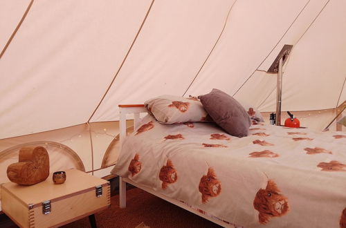 Foto 2 - Chestnut Luxury Emperor Bell Tent, With log Burner