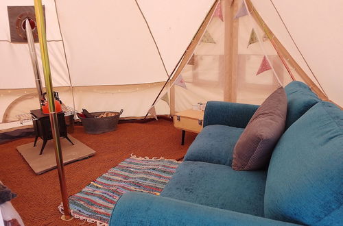 Foto 6 - Chestnut Luxury Emperor Bell Tent, With log Burner