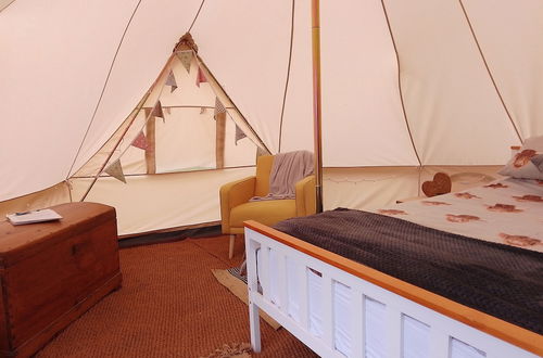 Foto 5 - Chestnut Luxury Emperor Bell Tent, With log Burner