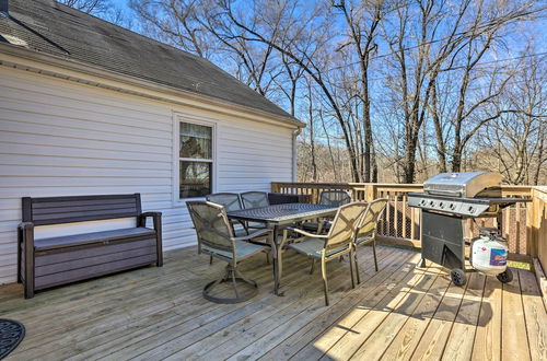 Foto 10 - Quaint Creekside Cottage w/ Porch & Backyard