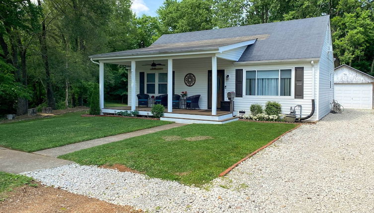 Foto 1 - Quaint Creekside Cottage w/ Porch & Backyard