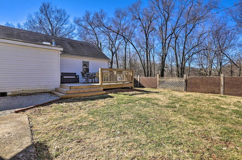 Foto 6 - Quaint Creekside Cottage w/ Porch & Backyard