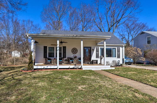 Foto 8 - Quaint Creekside Cottage w/ Porch & Backyard