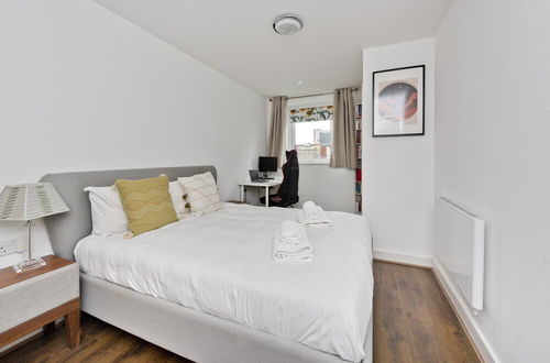 Photo 3 - Bright Greenwich Flat Near Canary Wharf by Underthedoormat