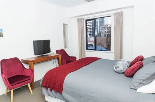 Photo 1 - Cozy Room With King Bed In Cbd W/ Gym And Pool