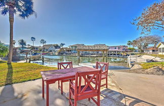 Foto 1 - Spacious Waterfront Rockport Home w/ Private Dock