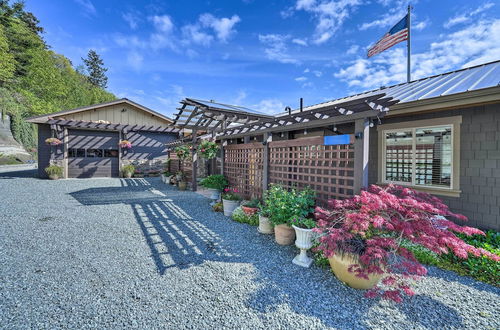 Photo 6 - Similk Bay Retreat With Deck, Fire Pit + Hot Tub