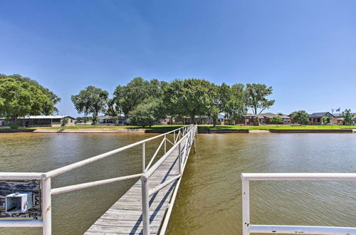 Foto 12 - Lakefront Retreat w/ Dock, Bar Hut & Fireplace