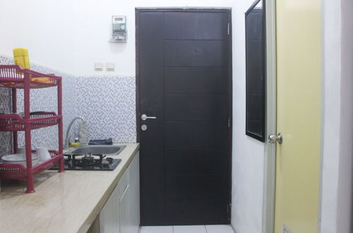 Photo 6 - Homey And Best Deal Studio Apartment At Emerald Towers