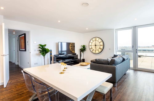 Photo 19 - Stunning Brentford Penthouse