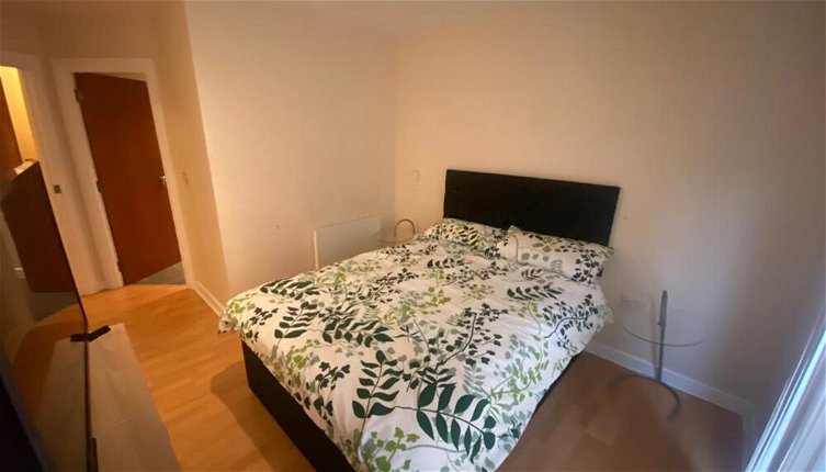 Photo 1 - Immaculate 1-bed Apartment in Birmingham