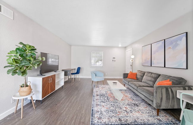 Spacious and Cozy King Bed 2BR Suite 5 Min to DT - Photo 13