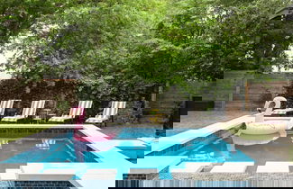 Foto 2 - Upstay - Pristine Pool Palace - 7min to Rainey St