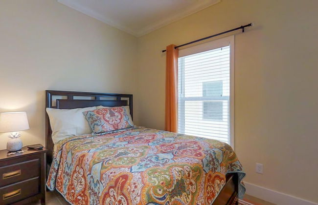 7 Waterfront 4bed 3bath Pool Home - Photo 23