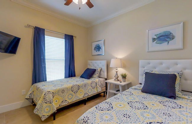 7 Waterfront 4bed 3bath Pool Home - Photo 25