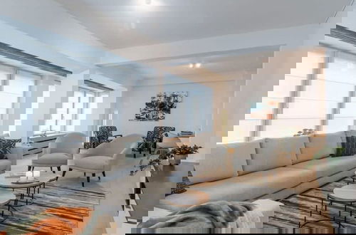 Foto 1 - Spacious Apartment With Parking on Prime Location