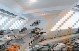 Foto 1 - Spacious Apartment With Parking on Prime Location