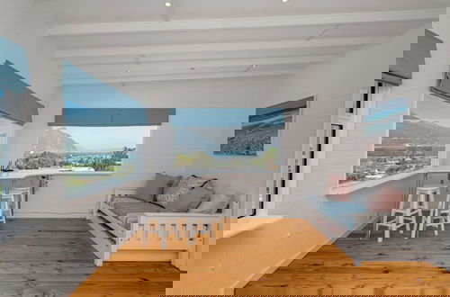 Foto 14 - Unwind in Coastal Charm at Villa Santorini