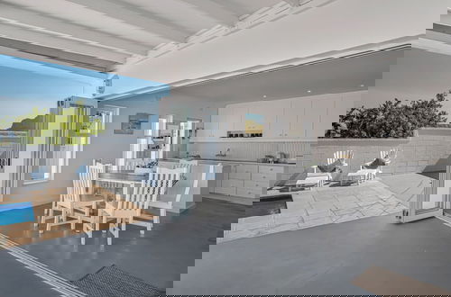 Foto 8 - Unwind in Coastal Charm at Villa Santorini