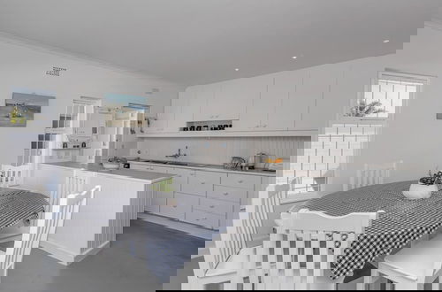 Foto 7 - Unwind in Coastal Charm at Villa Santorini