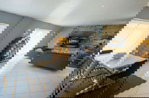 Foto 32 - Peaceful Holiday Home in Plouguin With Indoor Pool