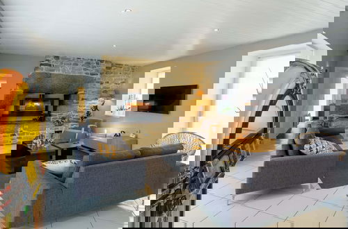 Foto 31 - Peaceful Holiday Home in Plouguin With Indoor Pool