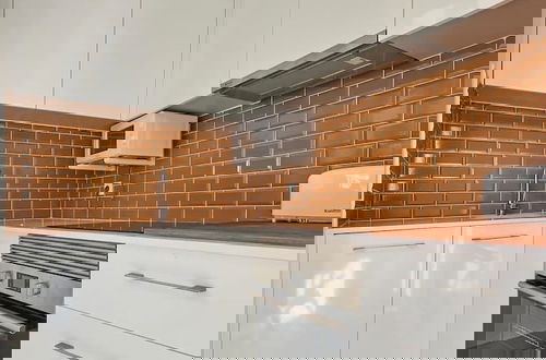 Foto 9 - Modern 1-Bed With Ac & Private Terrace