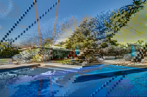 Foto 34 - Mid-century Modern W/backyard Oasis, Putting Green
