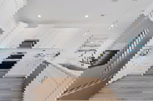 Foto 12 - Modern House with Pool Access