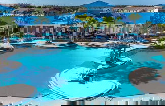 Foto 1 - Luxurious Windsor Cay Retreat With Theater & Pool