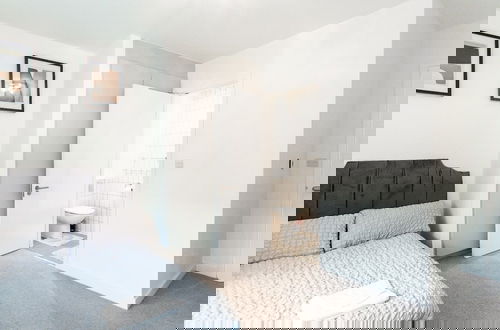Photo 4 - Brand New Luxurious 2-bed Apartment in Barking