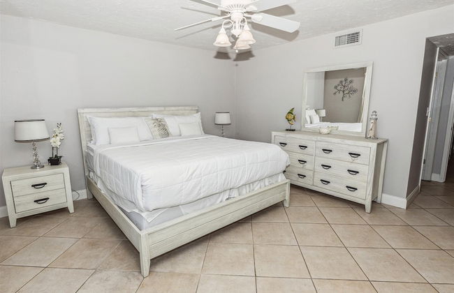 Shoreline Towers 1063 2 Bedroom Condo by RedAwning - Photo 9