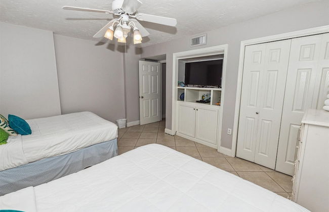 Shoreline Towers 1063 2 Bedroom Condo by RedAwning - Photo 4