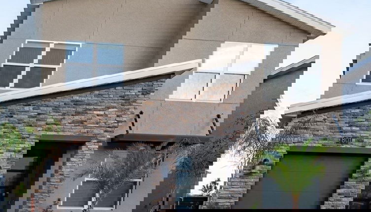 Foto 1 - Luxurious Pool Home With Game Room 5 Bedroom Home by RedAwning