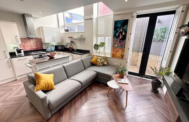 Stylish modern flat in SW London - Photo 1