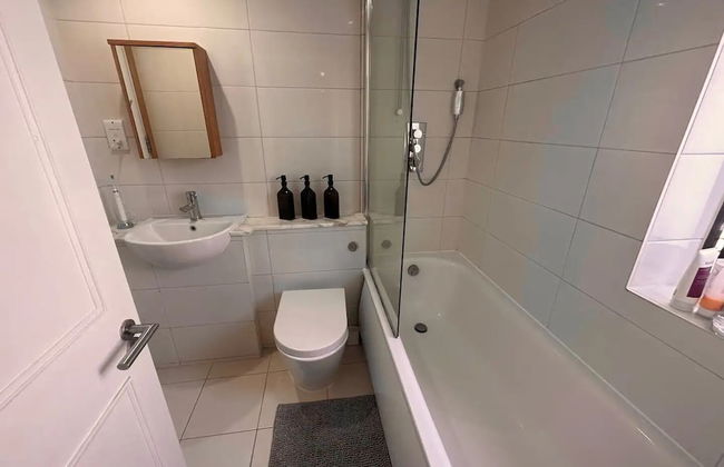Stylish modern flat in SW London - Photo 27