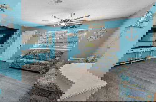Foto 3 - Beachy, Modern & Updated, 3 Minutes to Beach + Boat Parking