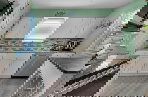Foto 10 - Beachy, Modern & Updated, 3 Minutes to Beach + Boat Parking