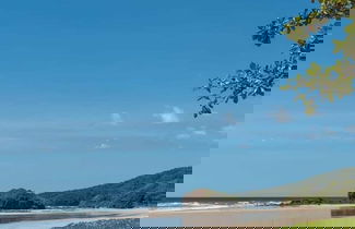 Foto 3 - Beachfront Home Sand in Your Feet Surf and Relax