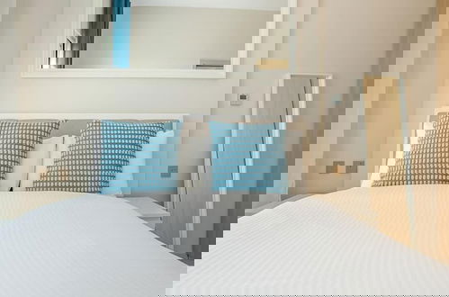 Foto 5 - Elegant 2BRApt In Damac Hills 2