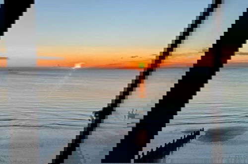 Foto 4 - The Sea House - Ultimate Seafront Living Sunsets