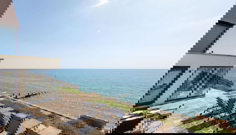 Foto 1 - The Sea House - Ultimate Seafront Living Sunsets