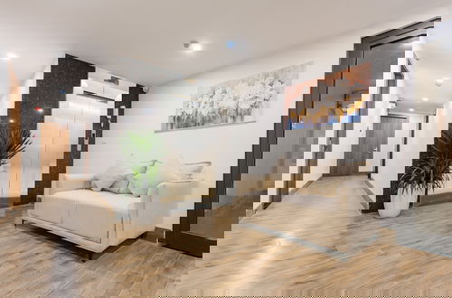 Photo 2 - Cindy's Westlake Apartment