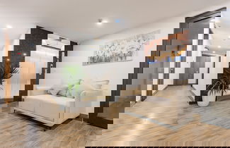 Photo 2 - Cindy's Westlake Apartment