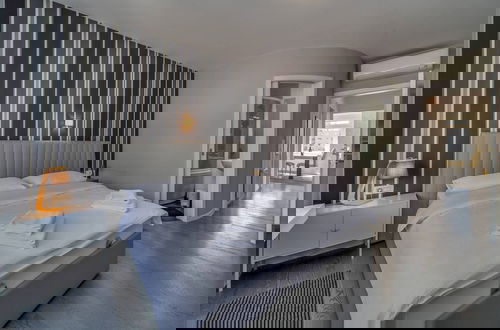 Foto 5 - Silver Apartment With Hot Tub And Balcony