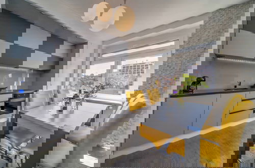 Foto 7 - Silver Apartment With Hot Tub And Balcony