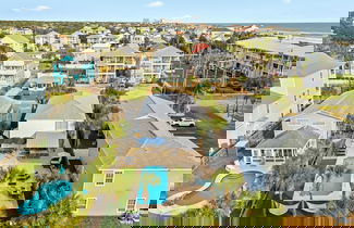 Foto 3 - Destin Dolphin by Avantstay 2 Mins Walk To Beach! w/ Pool & Large Outdoor Entertaining Area!