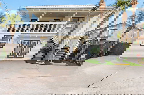 Foto 2 - Destin Dolphin by Avantstay 2 Mins Walk To Beach! w/ Pool & Large Outdoor Entertaining Area!